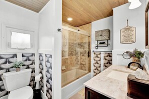 Douche à « effet pluie », sèche-cheveux, serviettes fournies