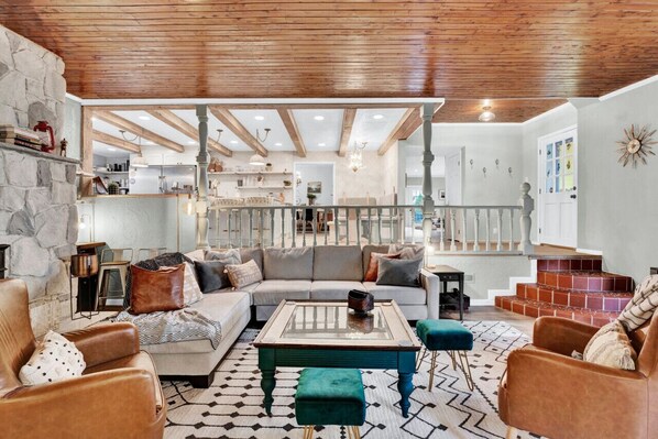 薄型テレビ、暖炉、卓球台、スマートスピーカー