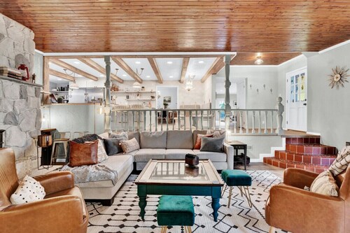 Gorgeous historic Victorian with 8 bedroom/4 baths