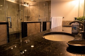 Rainfall showerhead, free toiletries, hair dryer, towels - Gorgeous historic Victorian with 8 bedroom/4 baths (Wildwood)