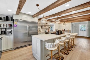 冷蔵庫、電子レンジ、オーブン、コンロ