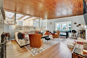 薄型テレビ、暖炉、卓球台、スマートスピーカー