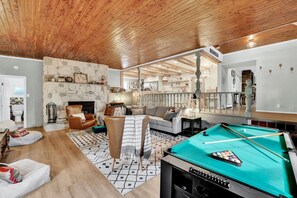 Téléviseur à écran plat, foyer, table de ping-pong