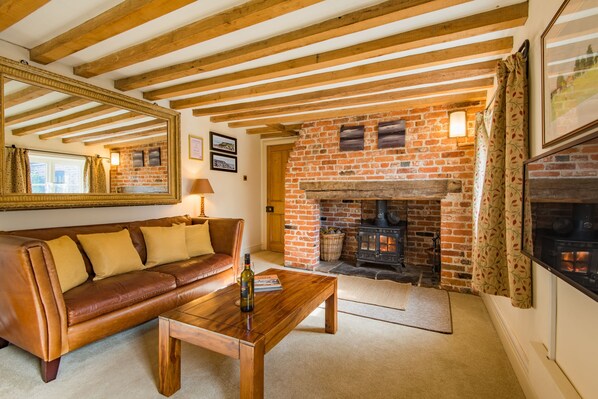 TV, fireplace, DVD player - The Oast by Bloom Stays - charming oast house in beautiful countryside (Newenden)
