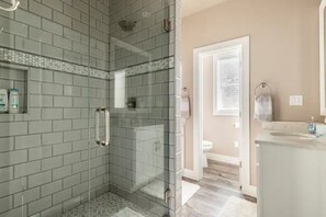 Douche, séchoir à cheveux, serviettes fournies, savon