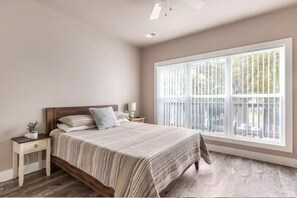 3 多间卧室、办公桌、免费 WiFi、床单