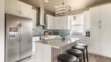 Geladeira, micro-ondas, fogão, cooktop