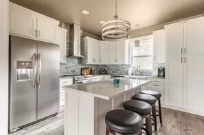 冰箱、微波炉、烤箱、炉灶