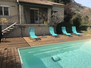 Outdoor pool - Cosy villa with large garden, private pool, giant trampoline, swing (SAHUNE)