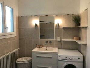 Bathroom - Cosy villa with large garden, private pool, giant trampoline, swing (SAHUNE)