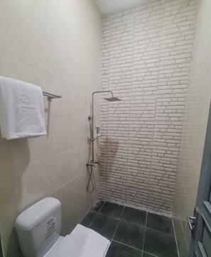 Shower, soap, shampoo - KingKabba Guest House Wonosobo (Wonosobo)