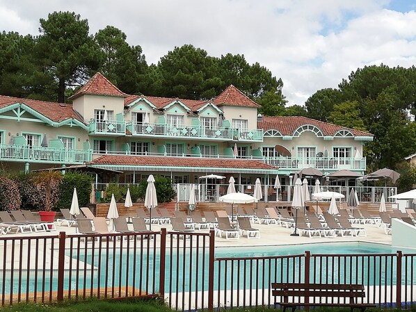 Utendørsbasseng og et oppvarmet basseng