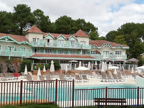 Maison classée 2 étoiles, lieu exceptionnel au milieu des Pins, vue sur  piscine