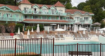 Maison classée 2 étoiles, lieu exceptionnel au milieu des Pins, vue sur piscine