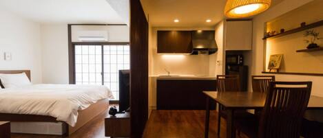 Apartment, Non Smoking (203) | In-room dining