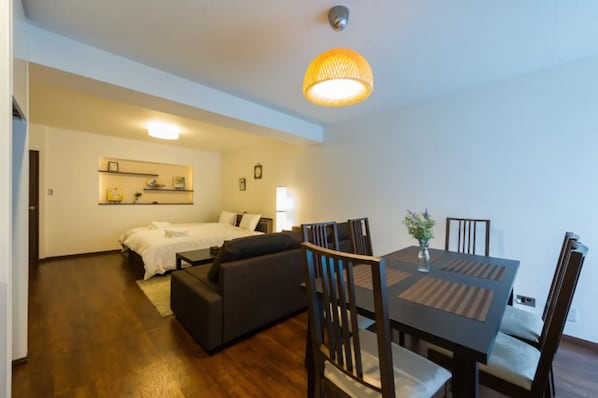 Apartment, Non Smoking (201) | In-room dining
