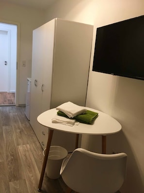 Single Room, Balcony | Television - Pension Jägerschenke (Luhe-Wildenau)