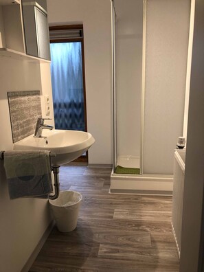 Double Room, Balcony | Bathroom | Shower, towels - Pension Jägerschenke (Luhe-Wildenau)