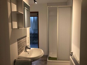 Double Room, Balcony | Bathroom | Shower, towels - Pension Jägerschenke (Luhe-Wildenau)