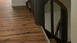 A wooden staircase with a handrail, leading to a landing. - Pension Jägerschenke (Luhe-Wildenau)