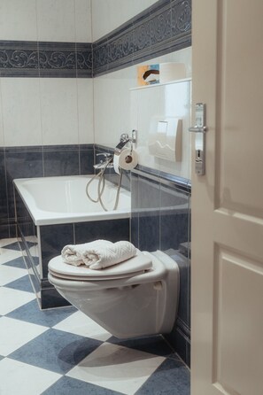 SĂšche-cheveux, serviettes fournies, savon, papier toilette