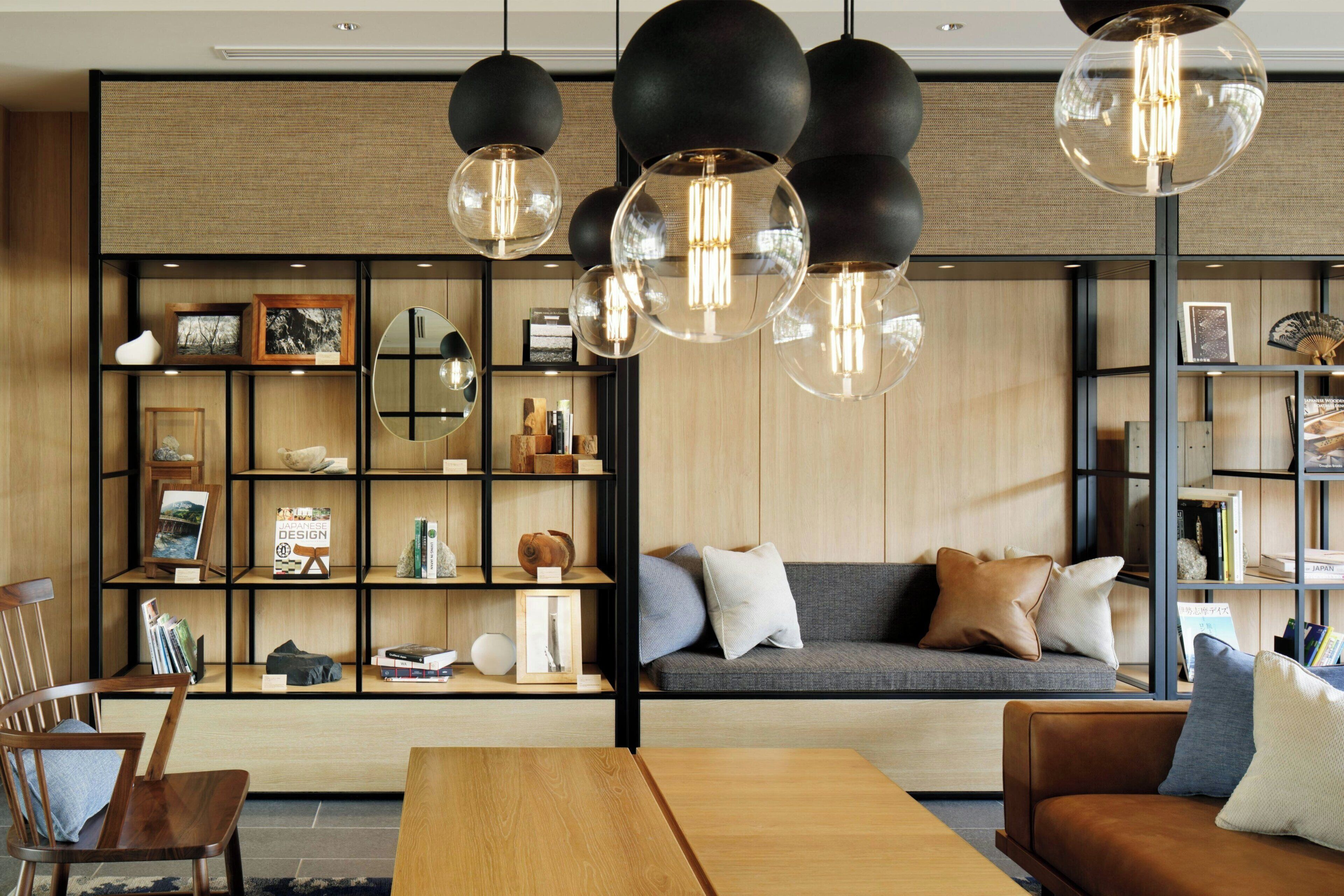 Una sala moderna con sofá, mesa de centro y estanterías.