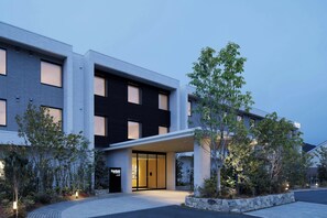 A modern hotel with a flat roof, large windows, and a covered entrance. - Fairfield by Marriott Mie Okuise Odai (Odai)