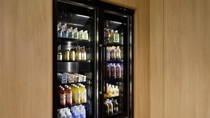 Un refrigerador de doble puerta lleno de diferentes bebidas y alimentos.