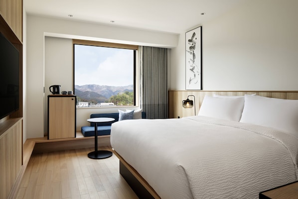 Standardzimmer, 1 King-Bett | Daunenbettdecken, Zimmersafe, Verdunkelungsvorhänge, kostenloses WLAN