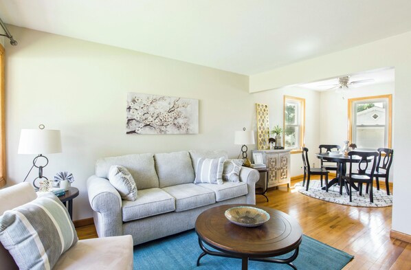 Kamin, DVD-Player, Tischfußball, Computerbildschirme