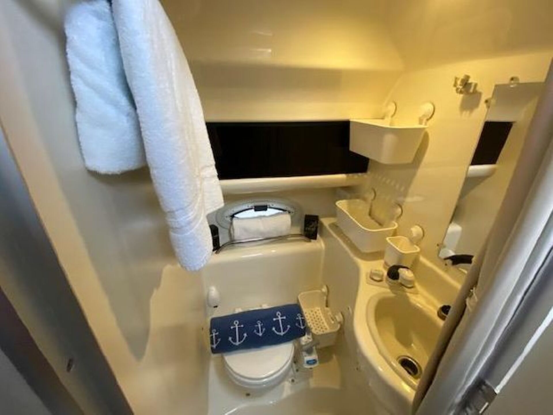 Une petite salle de bain comprenant des toilettes, un lavabo et un porte-serviettes.