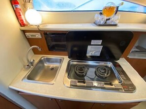 Cabin | Private kitchen | Fridge, microwave, coffee/tea maker, electric kettle - Stunning 2-bed Boat in Dreverna (Dreverna)