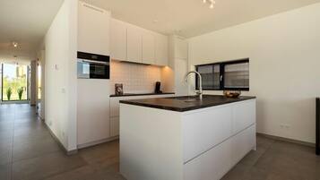 Een koelkast, een magnetron, een oven, een kookplaat