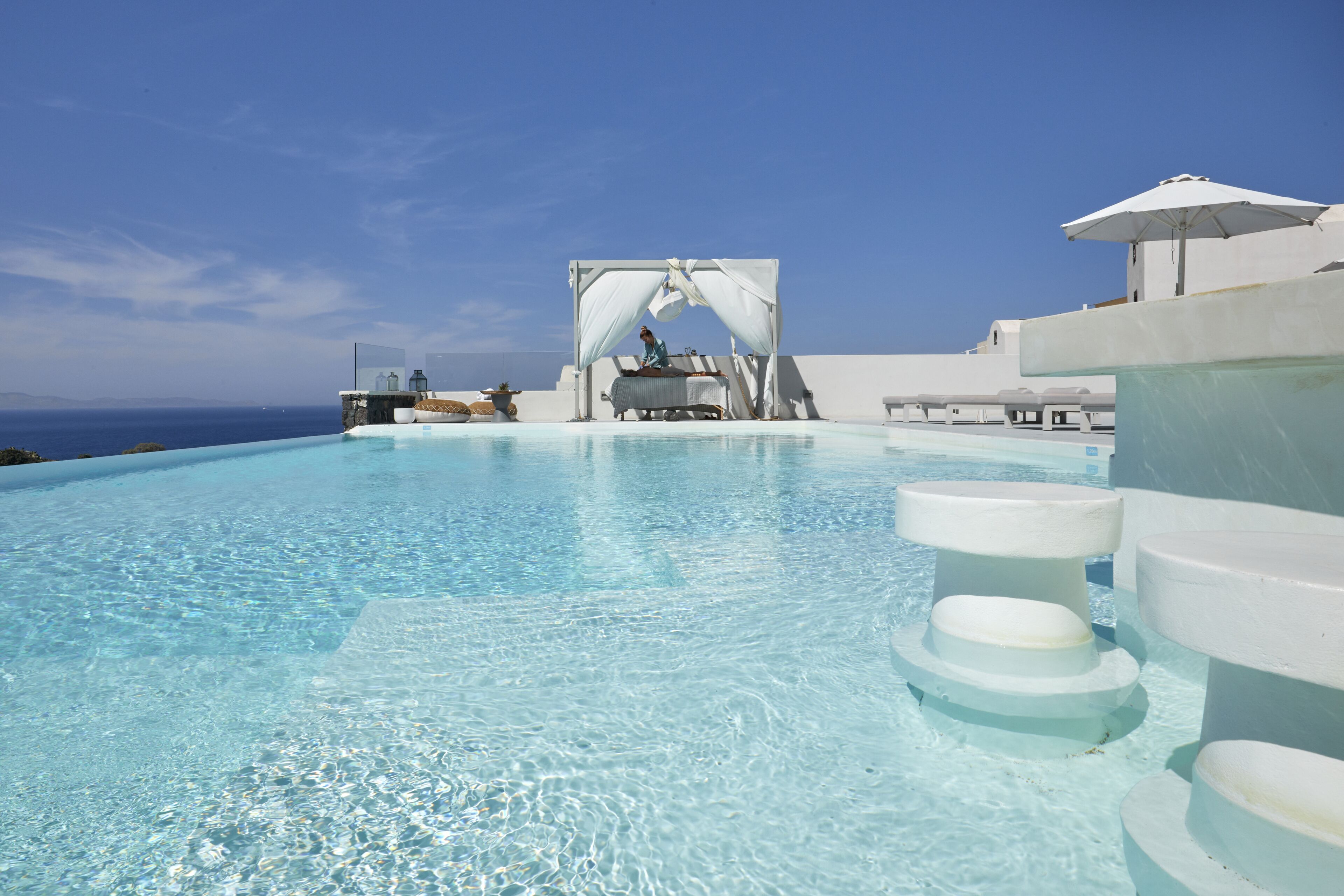 季节性开放的室外游泳池，池畔遮阳伞，日光浴躺椅