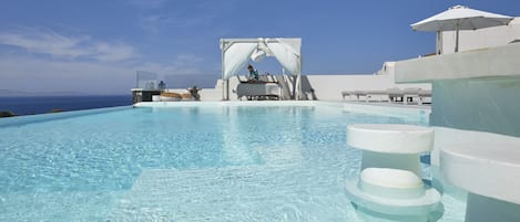 Piscine extérieure (ouverte en saison), parasols de plage