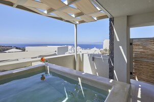 华丽套房, 1 张特大床, 按摩浴缸, 海景 | 1 多间卧室、迷你吧、客房内保险箱、特色装修