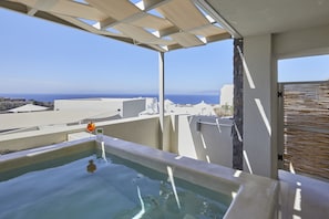 华丽套房, 1 张特大床, 按摩浴缸, 海景 | 1 多间卧室、迷你吧、客房内保险箱、特色装修