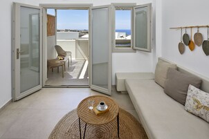 奢华套房, 1 张特大床和 1 张沙发床, 按摩浴缸, 海景 | 1 多间卧室、迷你吧、客房内保险箱、特色装修