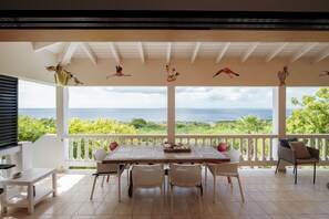 تناول الطعام بالخارج