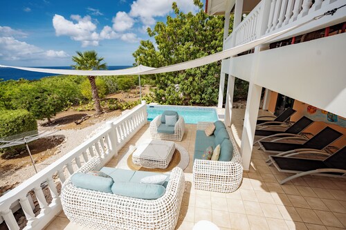 Luxe villa met privézwembad & panoramisch zeezicht op Coral Estate