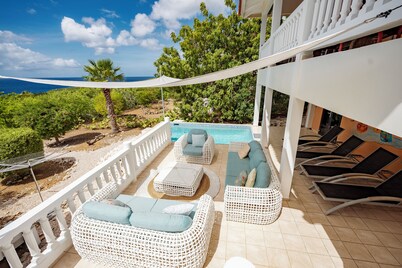 Luxe villa met privézwembad & panoramisch zeezicht op Coral Estate