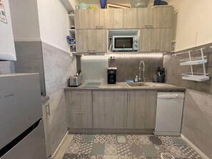 Kühlschrank, Mikrowelle, Herdplatte, Geschirrspüler