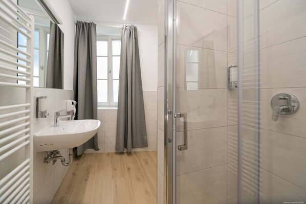 Shower, hair dryer, bidet, towels - Lovely apartment in the historic city center of Bolzano! (Bolzano)