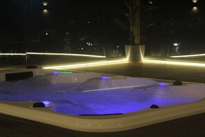 Bồn tắm spa trong nhà