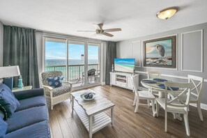 Smart TV, DVD player, video library - Upgraded 7th Flr Pelican Beach Resort -1 bedroom - On the beach - (Destin)