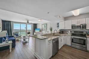 Fridge, microwave, oven, stovetop - Upgraded 7th Flr Pelican Beach Resort -1 bedroom - On the beach - (Destin)