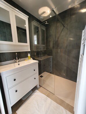 Dusche, Haartrockner, Handtücher, Seife