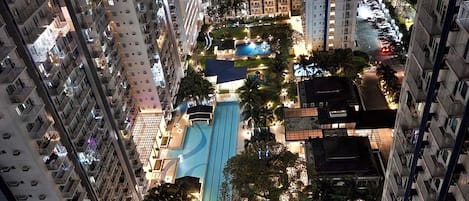 5 piscines extérieures, parasols de plage