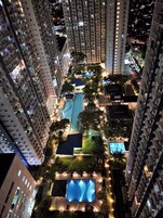 5 outdoor pools, open 8:00 AM to 9:00 PM, pool umbrellas