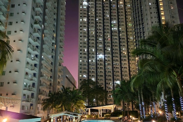 5 outdoor pools, open 8:00 AM to 9:00 PM, pool umbrellas